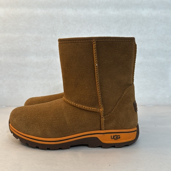 UGG Lynden Waterproof Suede Boot. Size 2 in excellent condition like new - Picture 6 of 11